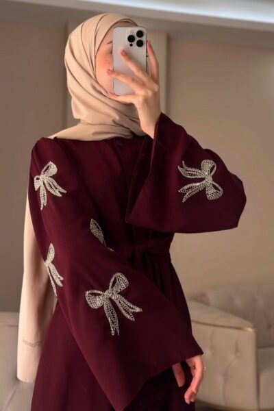 عباية قطعة فيونكة على الاكمام عنابي