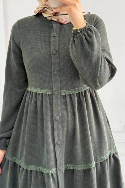 فستان أريج – فستان طويل بتفاصيل ناعمة وتصميم أنيق | زيتي