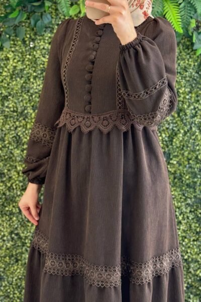 فستان جوري بأزرار أمامية وتفاصيل دانتيل فاخرة | بني