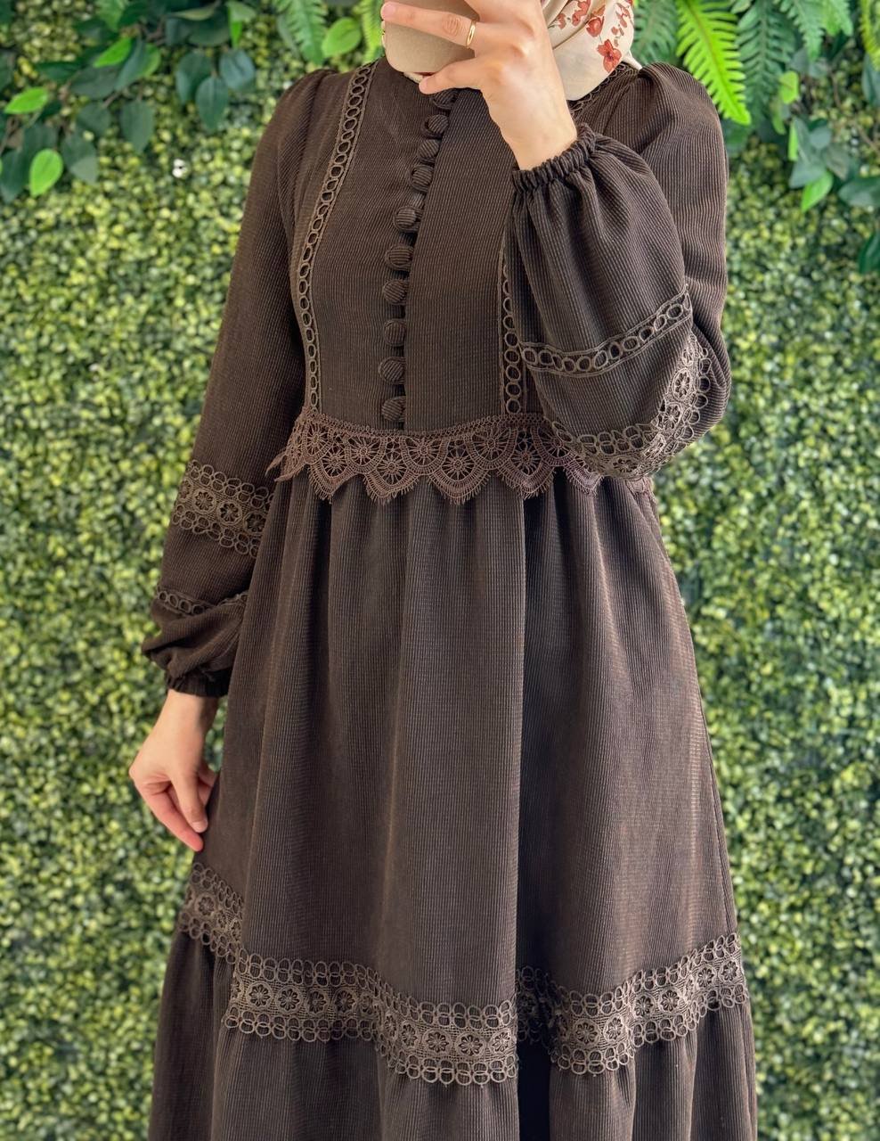 فستان جوري بأزرار أمامية وتفاصيل دانتيل فاخرة | بني