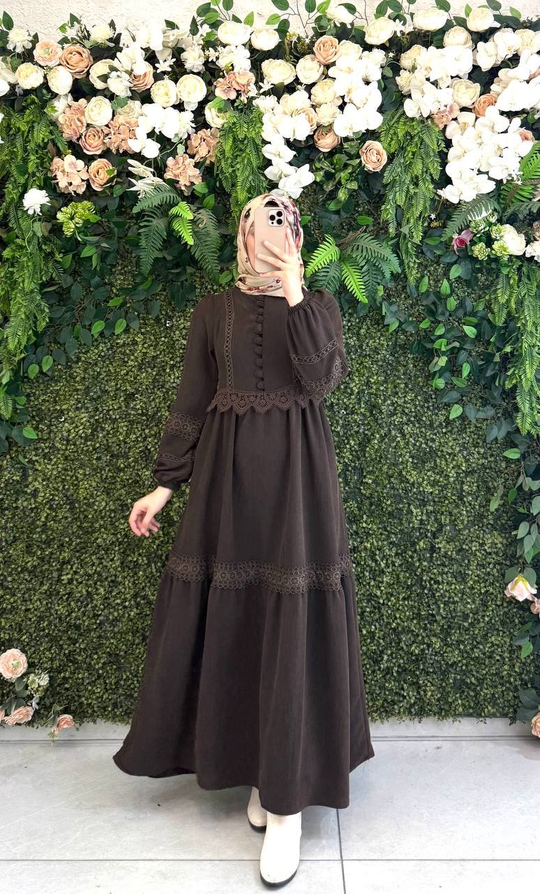 فستان جوري بأزرار أمامية وتفاصيل دانتيل فاخرة | بني - الصورة 2