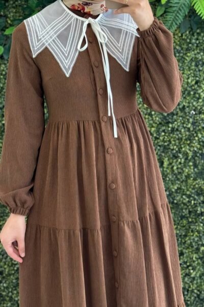 فستان مرجان بقماش الشانيل الأنيق وياقة دانتيل | بني