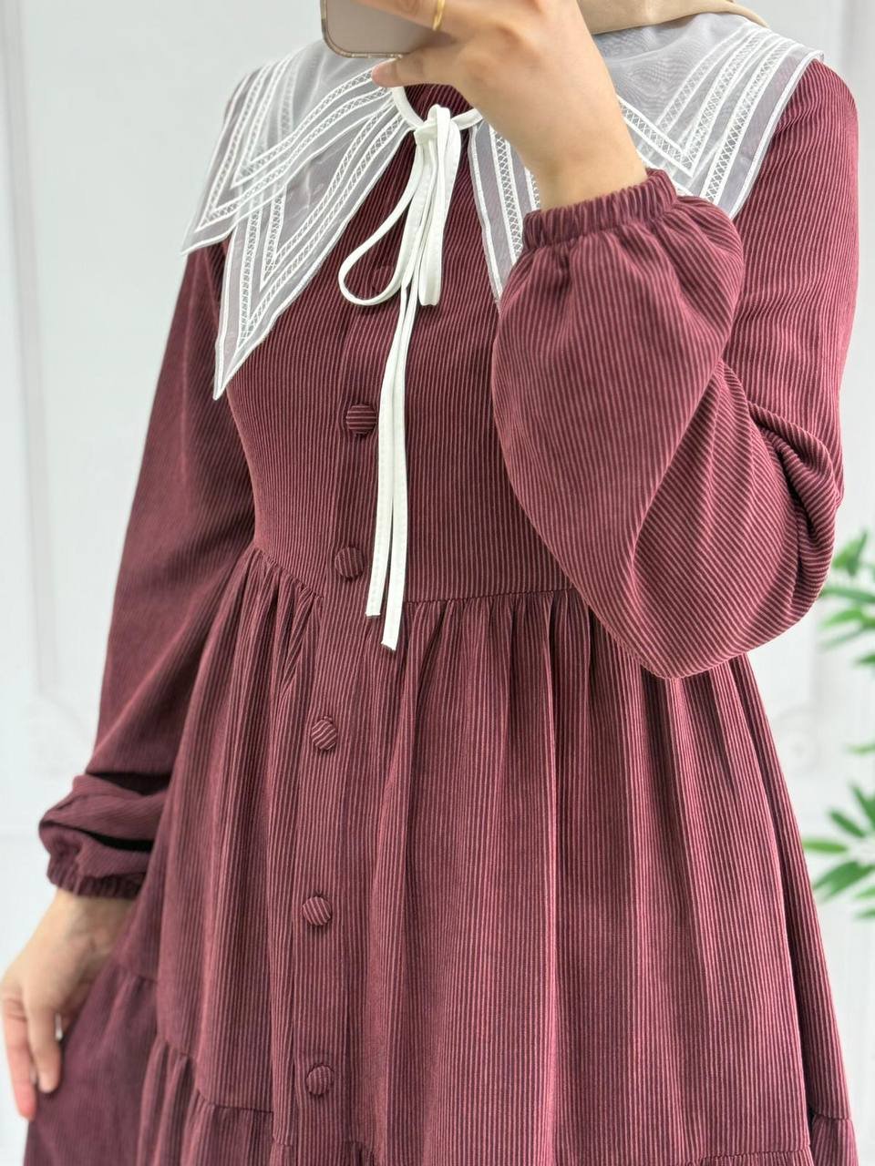 فستان مرجان بقماش الشانيل الأنيق وياقة دانتيل | بوردو