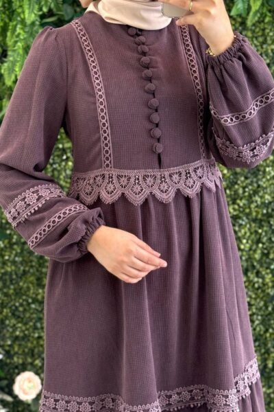 فستان جوري بأزرار أمامية وتفاصيل دانتيل فاخرة | نهدي