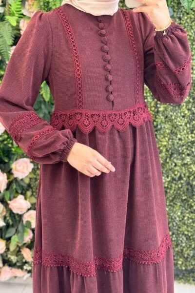 فستان جوري بأزرار أمامية وتفاصيل دانتيل فاخرة | بوردو
