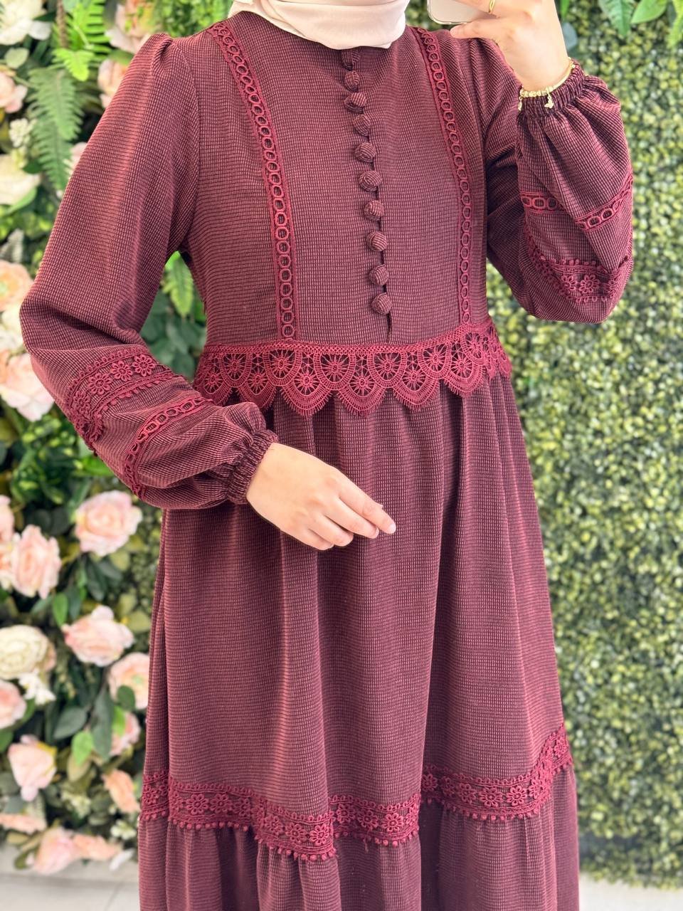 فستان جوري بأزرار أمامية وتفاصيل دانتيل فاخرة | بوردو - الصورة 2