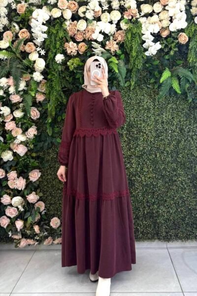 فستان جوري بأزرار أمامية وتفاصيل دانتيل فاخرة | بوردو