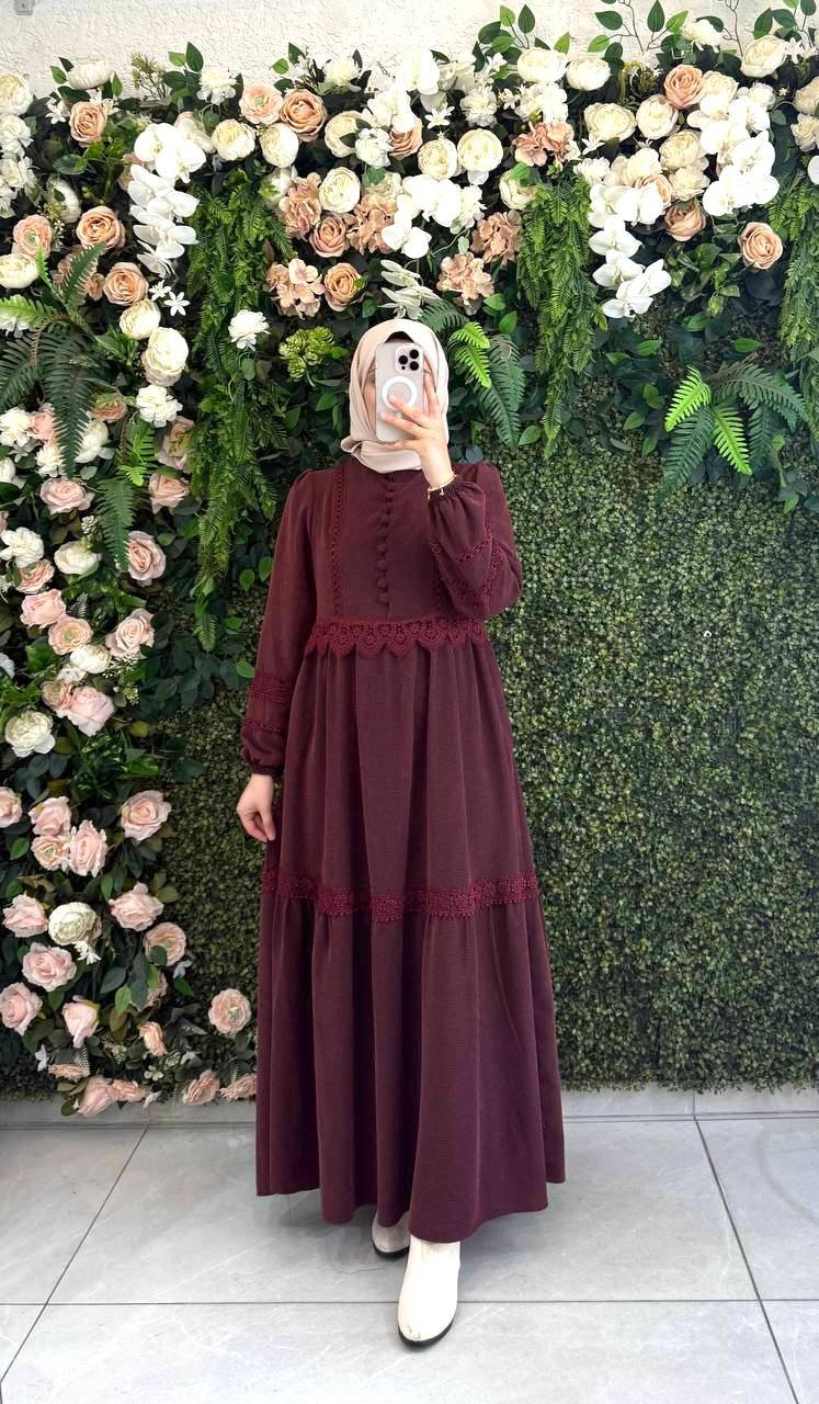 فستان جوري بأزرار أمامية وتفاصيل دانتيل فاخرة | بوردو