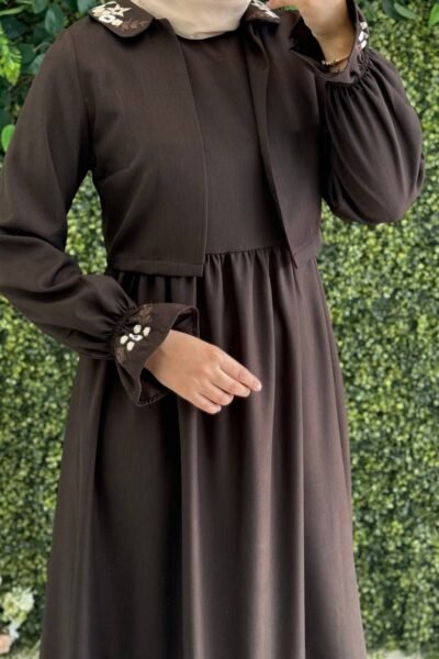 فستان لمار المميز بتطريز الياقة والأكمام | بني