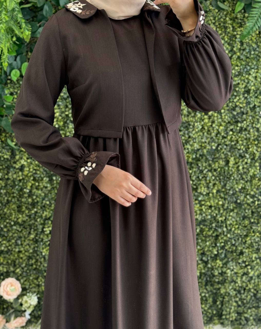 فستان لمار المميز بتطريز الياقة والأكمام | بني