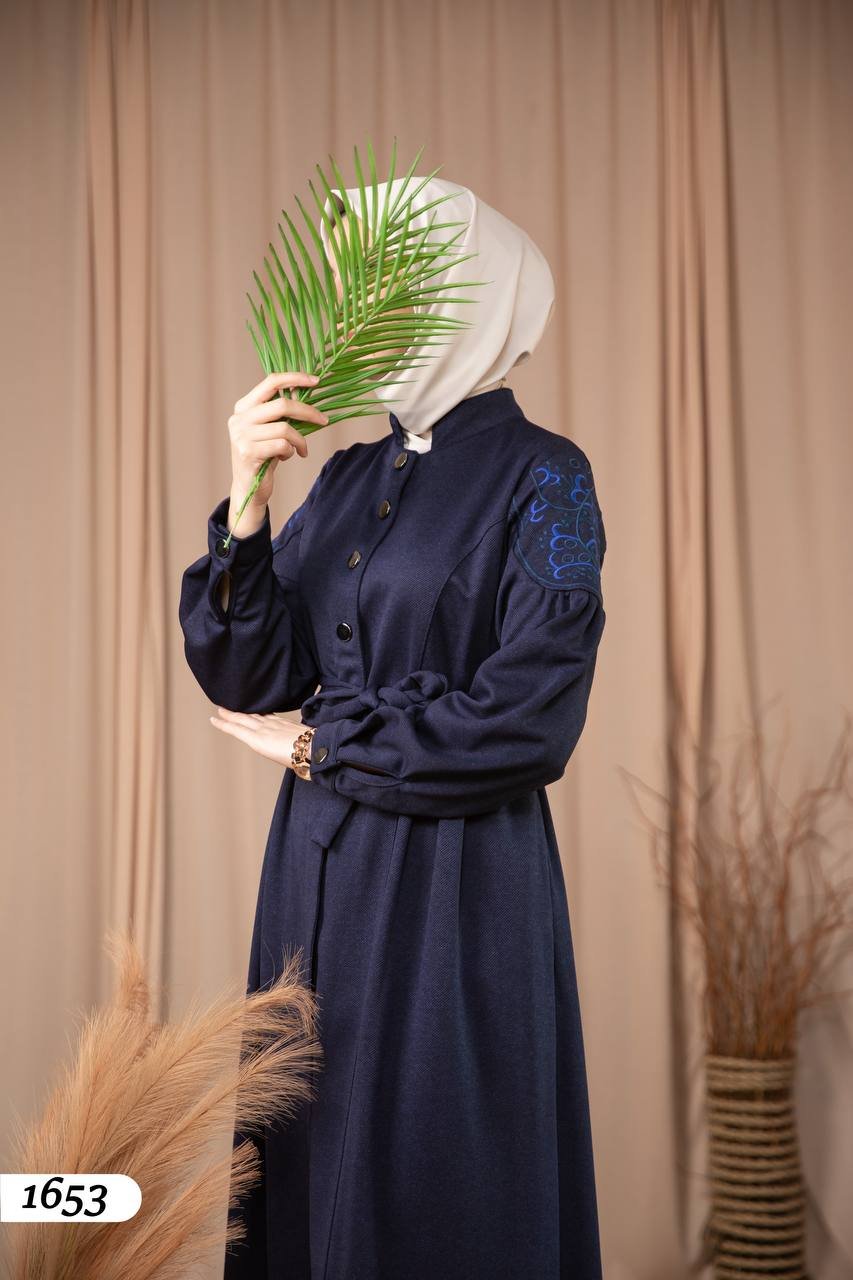 فستان زمرد طويل بأكمام مطرزة وحزام | كحلي - الصورة 2