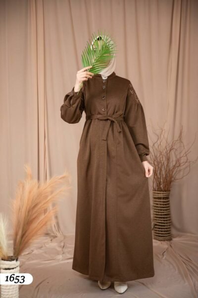 فستان زمرد طويل بأكمام مطرزة وحزام | بني