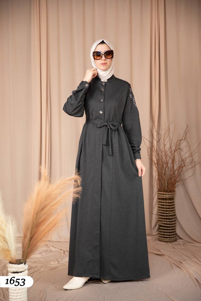 فستان زمرد طويل بأكمام مطرزة وحزام | سكني - الصورة 2