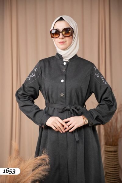 فستان زمرد طويل بأكمام مطرزة وحزام | سكني