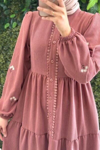 فستان إشراق – فستان أنيق مع وردة الأقحوان على الكم | مشمشي