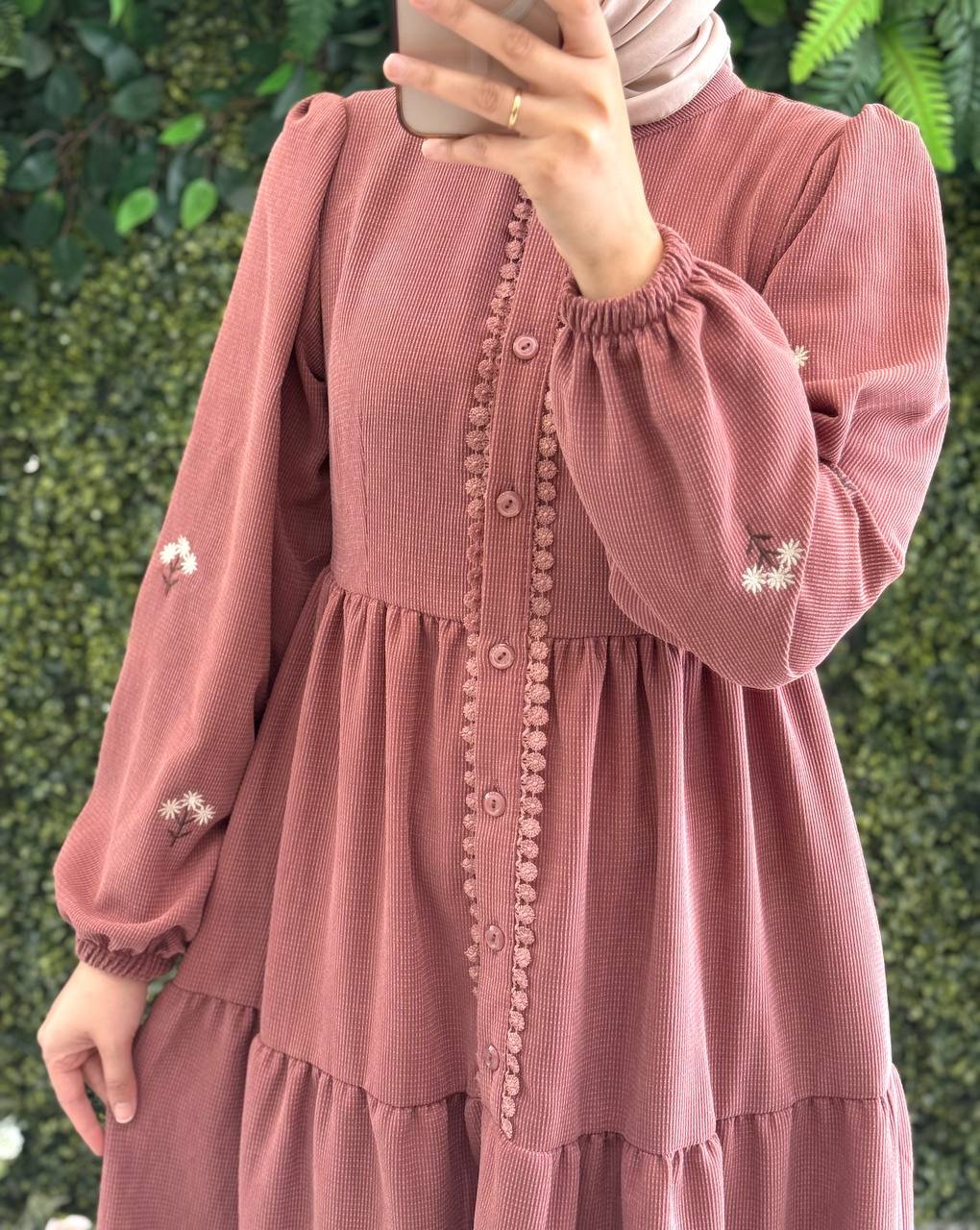 فستان إشراق – فستان أنيق مع وردة الأقحوان على الكم | مشمشي