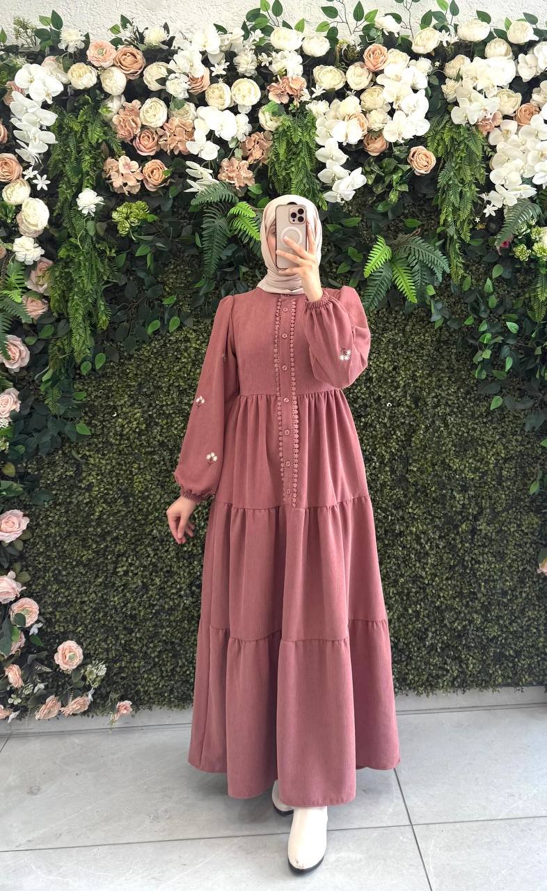 فستان إشراق – فستان أنيق مع وردة الأقحوان على الكم | مشمشي - الصورة 2
