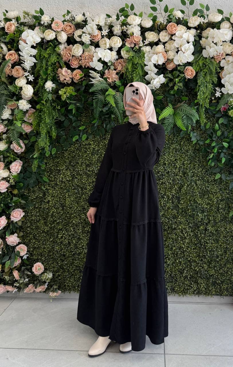 فستان أريج – فستان طويل بتفاصيل ناعمة وتصميم أنيق | أسود - الصورة 2