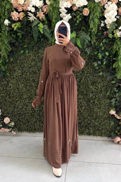 فستان أوركيد بلمسة الورد المميز مع حزام | بني